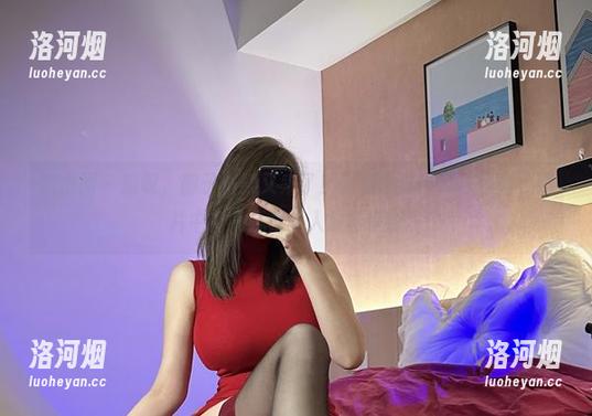 微密圈 - 感叹，醇子小姨又来了！最新黑丝吊带袜写真，照片中的气氛真让人放松惬意。-洛河烟