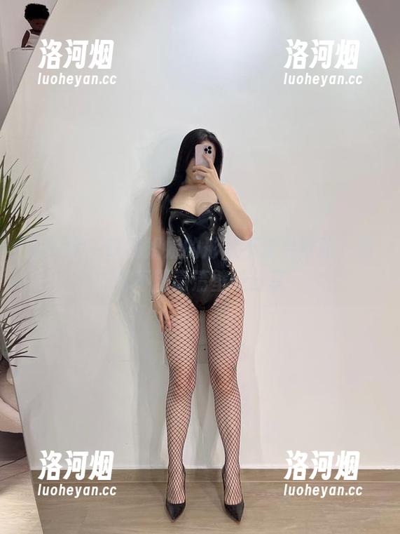 微密圈 - 铁锤姐姐的形状不走寻常路，墙都不服高清壁纸分享-洛河烟