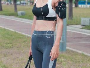 魔镜街拍 - 个性搭配：婷婷的白色吊带连衣裙搭黑丝，美腿注意力全开！原图+大合集！