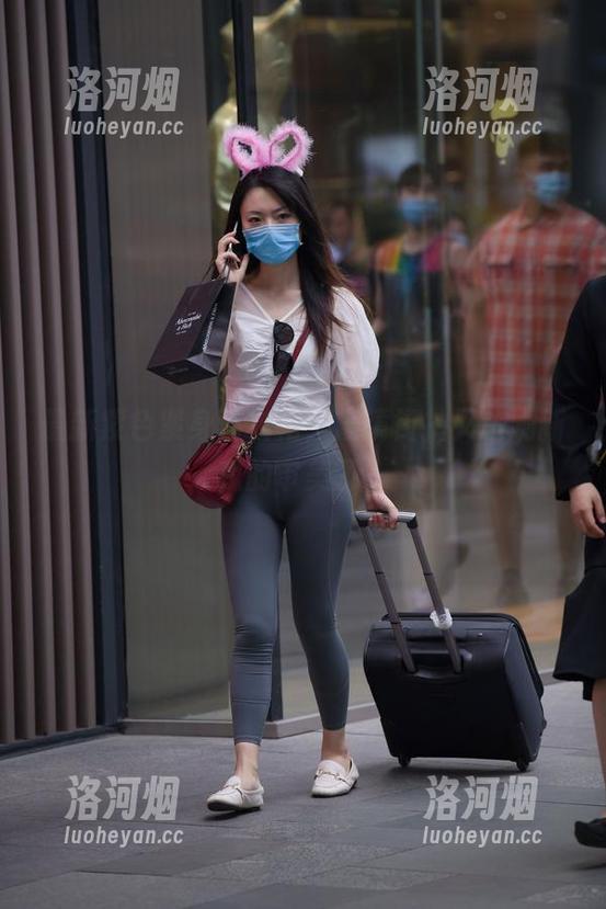 最新紫色紧身连衣裙，魔镜街拍又来刷新我的审美了～-洛河烟