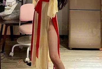 微密圈 - 图集中黎允熙baby的绿色漏背裙，透露着些许不经意的魅惑